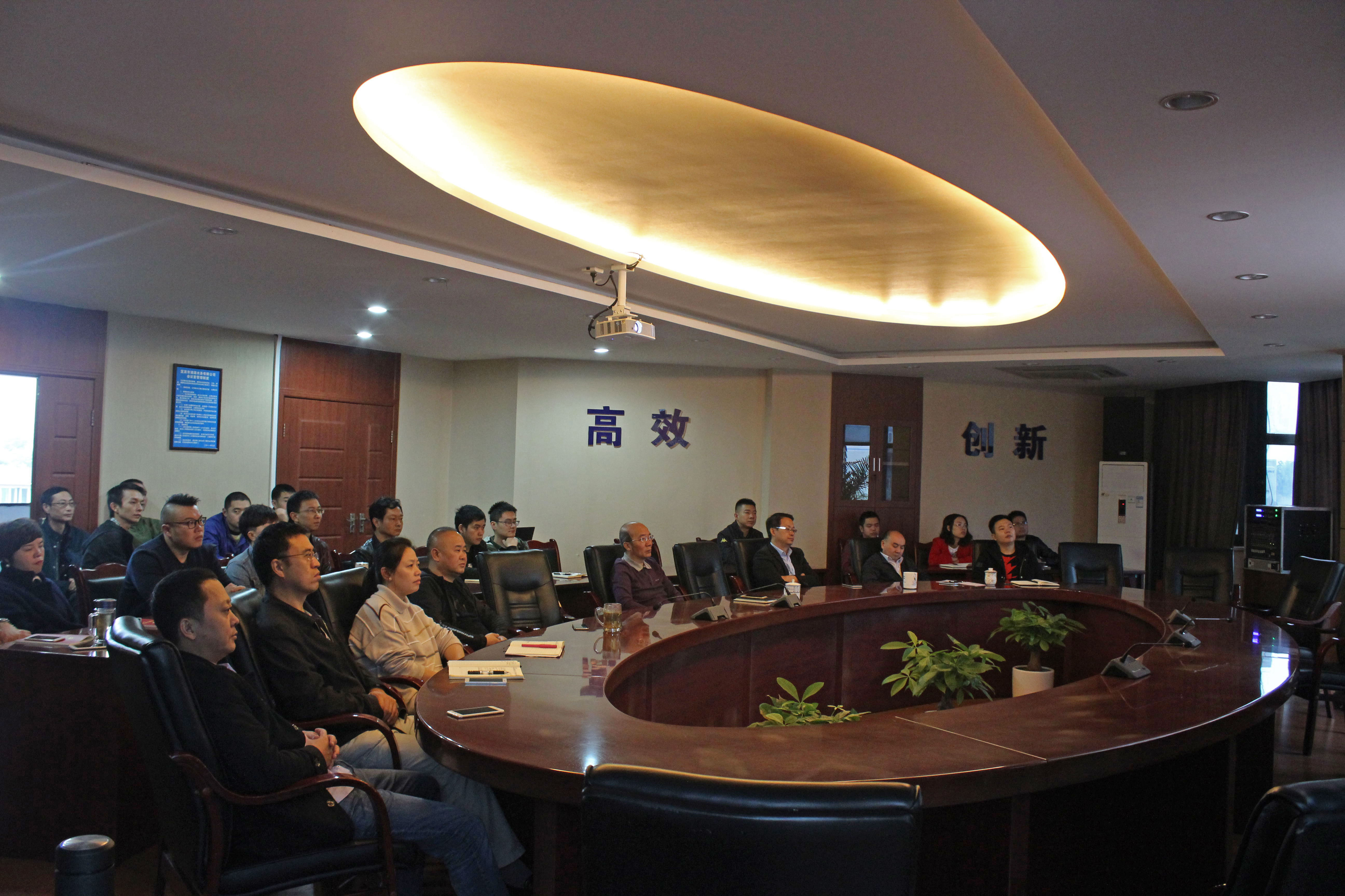 清源水務(wù)集團(tuán)公司干部職工集中收看十九大開(kāi)幕會(huì)盛況