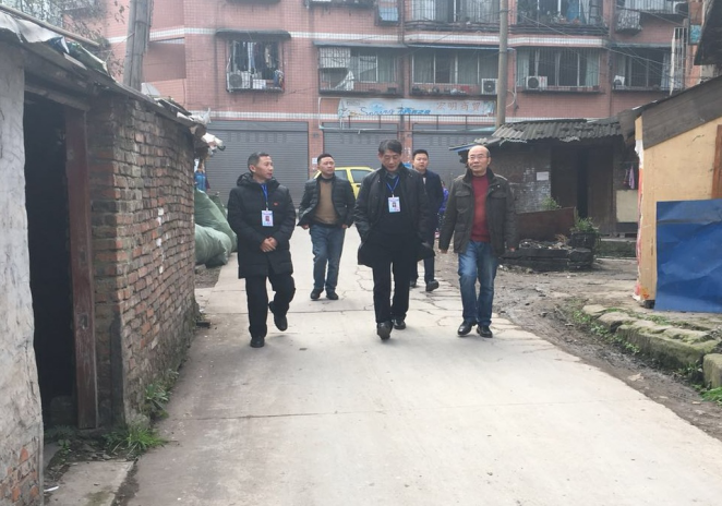 結(jié)對共建  集團公司節(jié)前慰問下渡口社區(qū)困難黨員