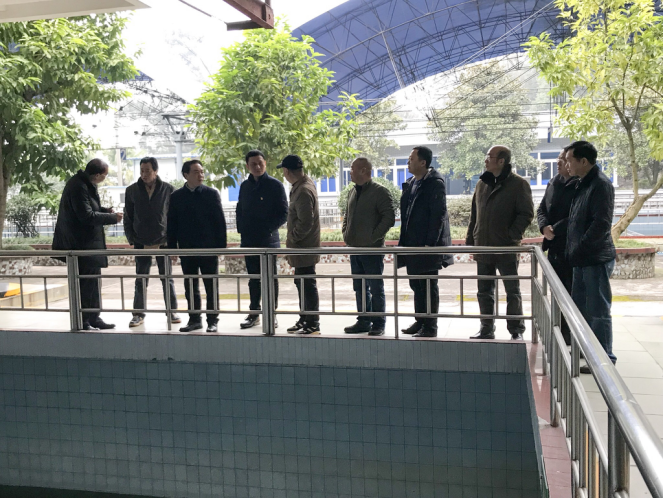 市水務(wù)局局長董大華一行到一水廠對一線員工進(jìn)行春節(jié)慰問