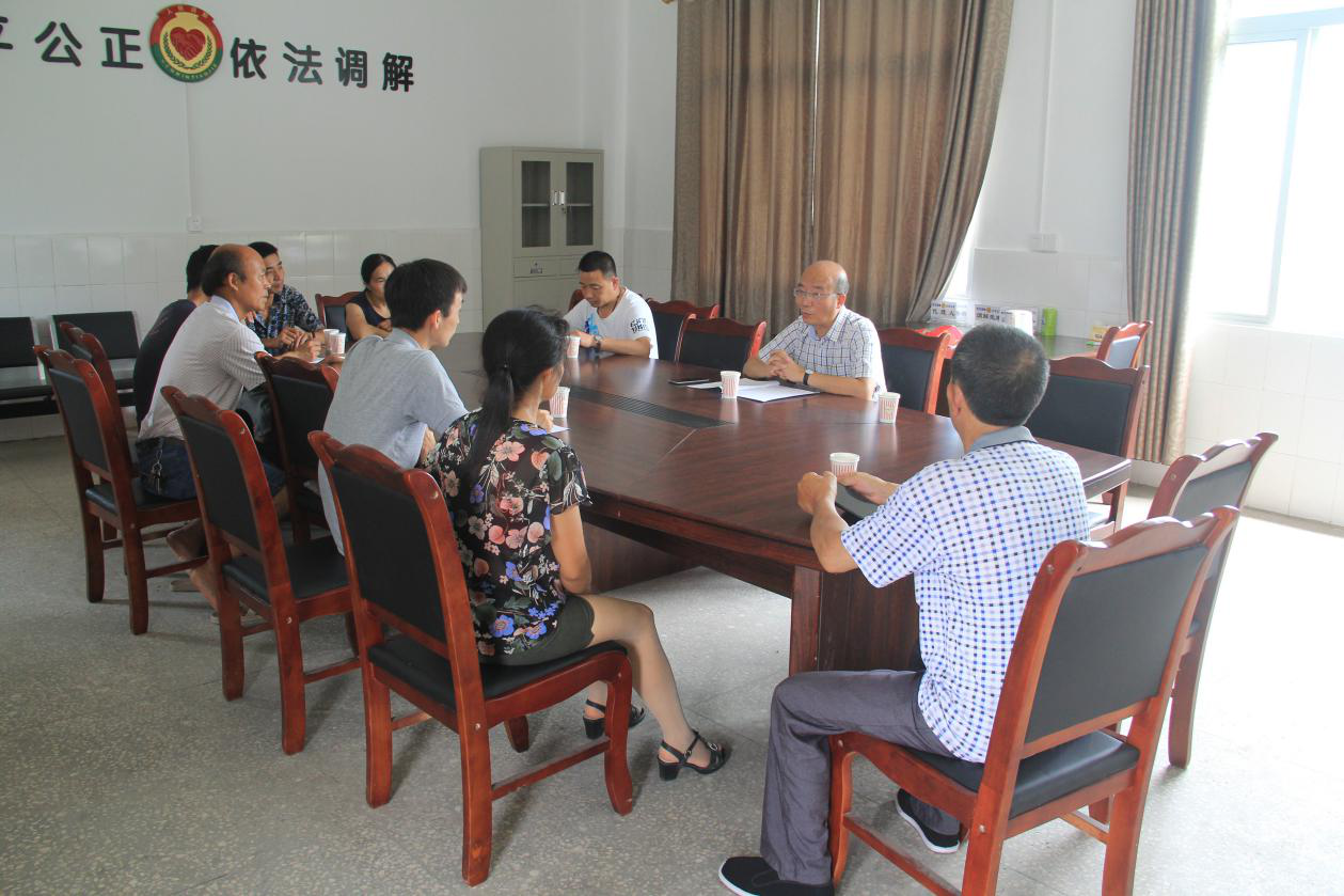 深入扶貧一線，推動“大學習、大討論、大調研”活動落地