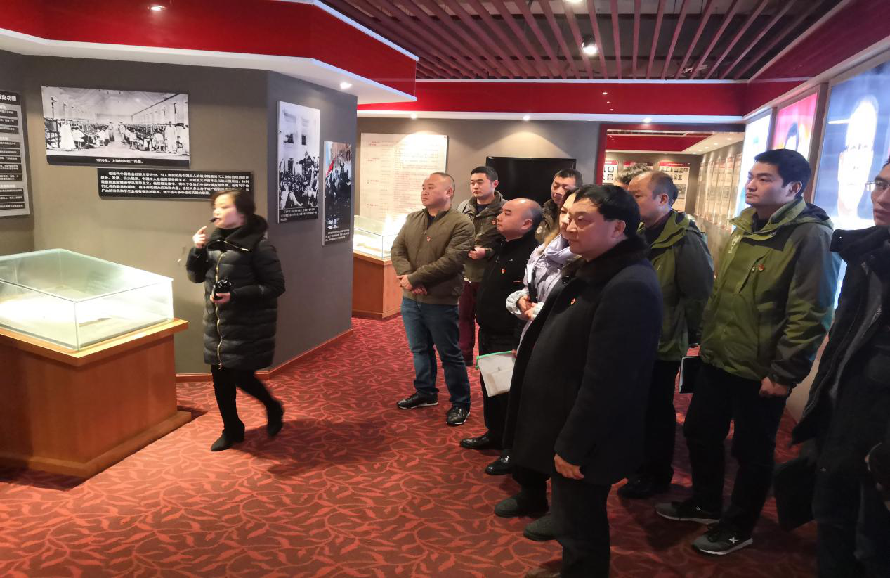 忠誠擔(dān)當(dāng)扛肩上，廉潔奉獻記心上