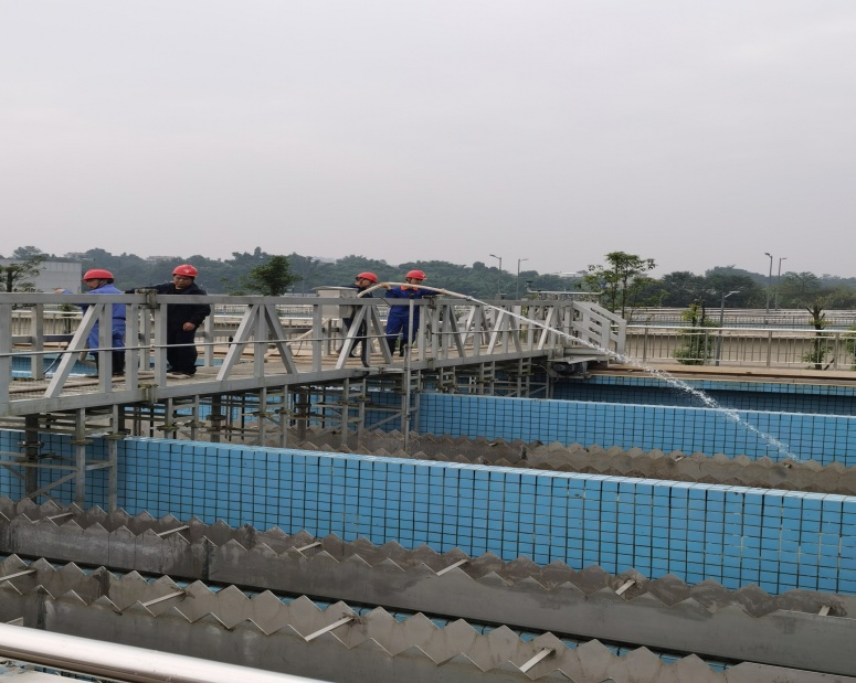 菜壩水廠組織員工進(jìn)行沉淀池、濾池清洗工作