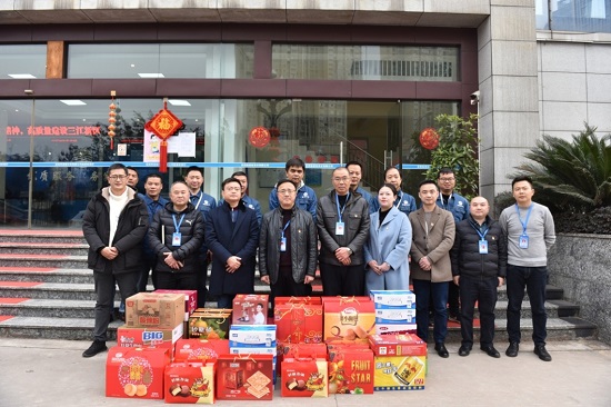 集團(tuán)公司黨委書記、董事長周燕賓一行看望慰問臨港公司一線員工