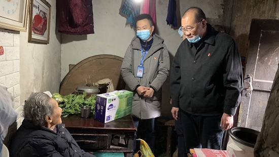 集團公司慰問“雙包雙?！鄙鐓^(qū)困難群眾