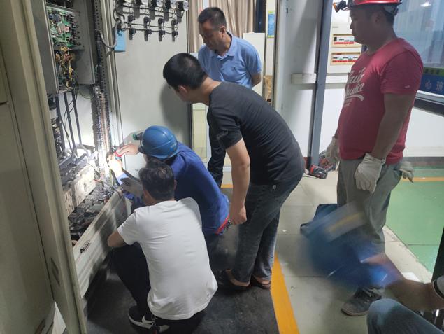 通宵奮戰(zhàn)，順利完成一水廠泵站電氣改造