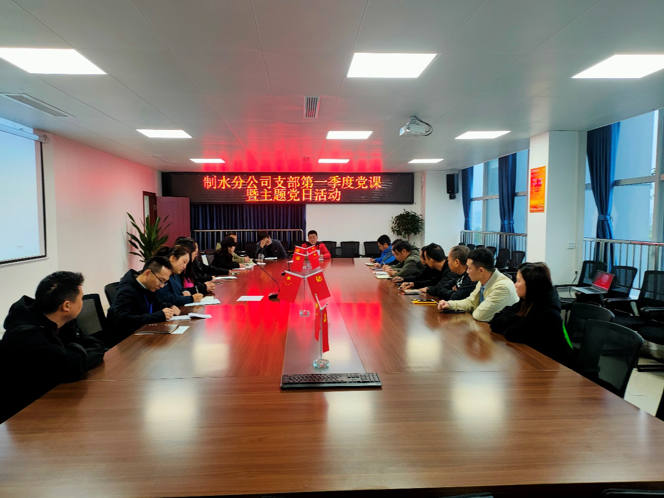 弘揚(yáng)雷鋒精神，在平凡中成就不平凡